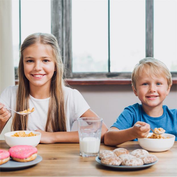Barn med frokostbakke fra Onlineskolemad